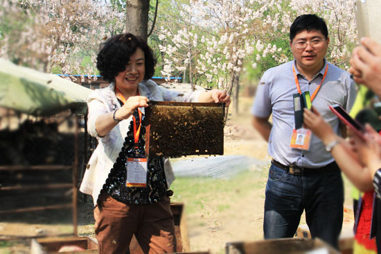 刘淑荣在养蜂基地与同学们交流分享