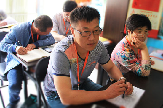 刘洪涛在蜂疗培训课堂专注学习