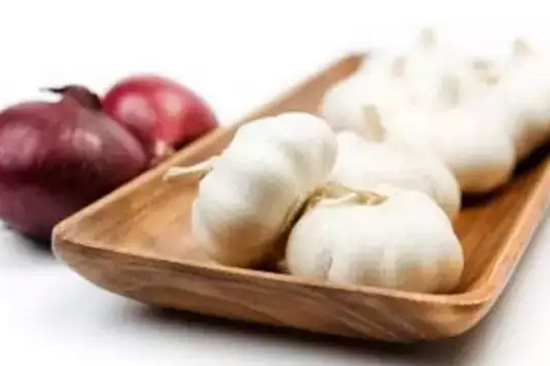 蜂蜜泡大蒜， 健胃又养肝