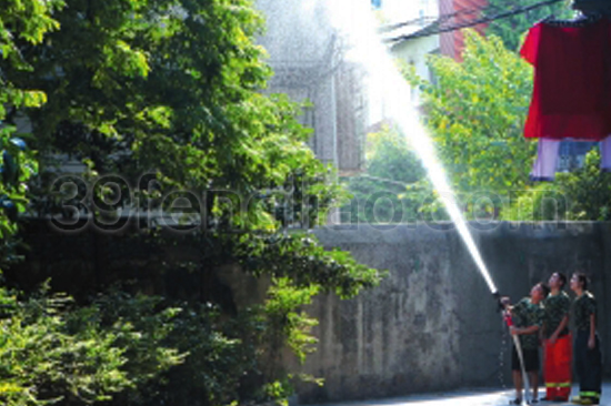 消防员一个月摘除一百多个蜂窝