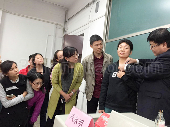 程永明教授讲解“中医无痛蜂疗”