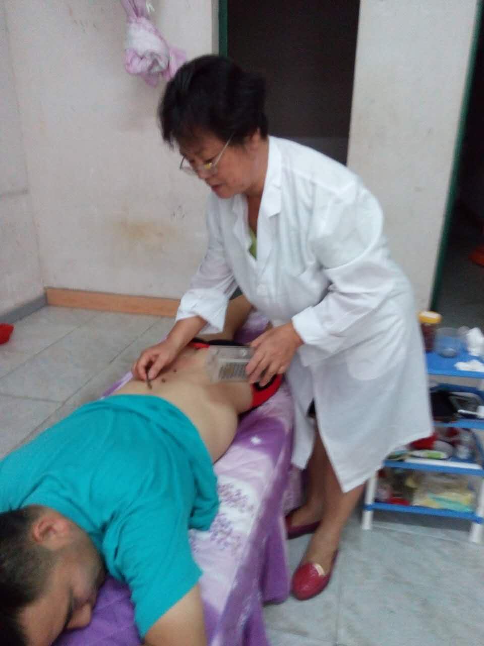 杨大姐为患者治疗