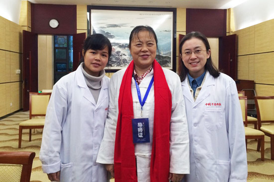 中国民族医药学会蜂疗分会会长李万瑶参加了此次会议,与学员签署了师承关系合同。本次师承培训为四年,四年后学员将有资格考取行医资质,李教授对本批学员寄予了殷切的期望。