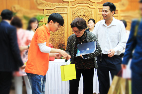 现场数百人参加了“人民艺术家阎肃雕像落成典礼暨阎肃经典作品全国公益巡演”新闻发布会,一同怀念这位老艺术家。