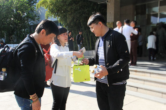 现场数百人参加了“人民艺术家阎肃雕像落成典礼暨阎肃经典作品全国公益巡演”新闻发布会,一同怀念这位老艺术家。