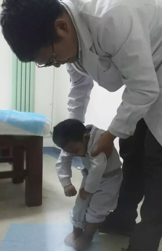 苏丹2岁脑瘫患儿接受ReLife国际医疗中心治疗