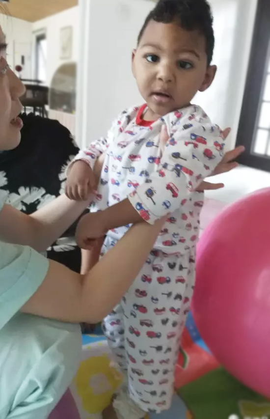 苏丹2岁脑瘫患儿接受ReLife国际医疗中心治疗