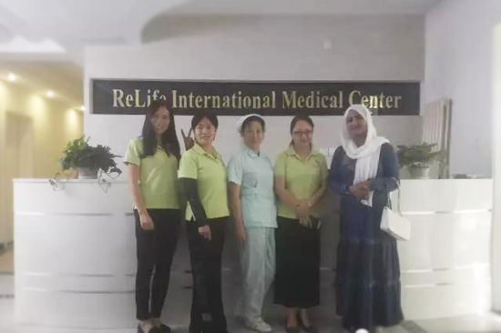 摆脱疾病困扰的Nidal心情大好,出院的时候,她与每一位医生护士一一拥抱,恋恋不舍。Nidal脸上露出了难以掩饰的笑容。她不仅获得身体健康了,而且更加自信了。