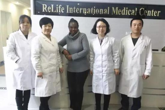 据39蜂疗网记者了解，30岁的“南非姐姐”Nosizi不孕不育，在非洲走遍了各大医院，但都求医无果。她只身一人漂洋过海来到中国ReLife国家医疗中心暨中医蜂疗（北京）国际临床研究中心填补心中的缺憾