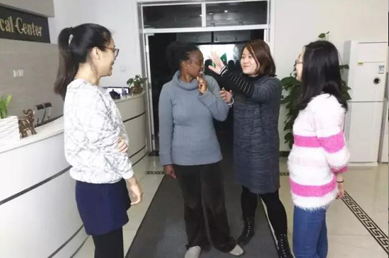 在非洲有多子多福的传统,不能为现任丈夫再添一个孩子一直是Nosizi心中的缺憾。她在非洲走遍了各大医院,但都求医无果。在丈夫的劝说和安慰下,Nosizi暂时放弃了求子的念头。不久前Nosizi在网上看到了传统中医治疗不孕不育的消息,又让她重新燃起了怀孕的希望。