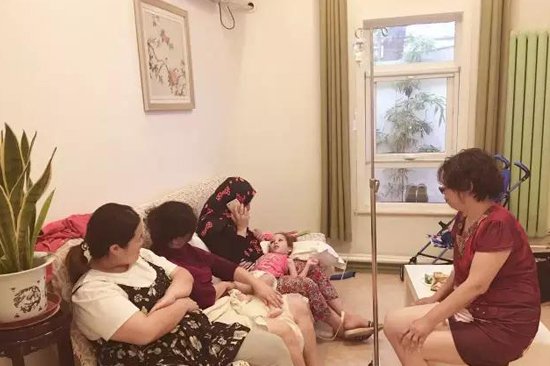 ReLife的医生对她无微不至的呵护,倾尽全力的治疗,几天就有了明显的疗效,看到女儿高昂直起的头,她的母亲泪水涟涟。要知道马拉克来的时候脊柱无力,五岁的孩子只能躺在妈妈的怀里。