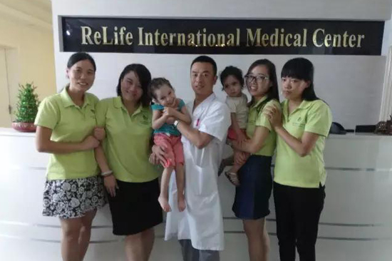 经过几天的治疗,5岁,来自阿尔及利亚的一位小公主马拉克可以抬起头,出院两个月后,马拉克可以独自站立,可以挥舞着小手与人简单的沟通,中国中医博大精深