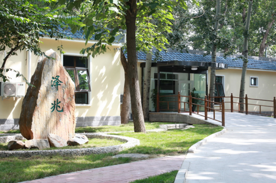 Relife国际医疗中心是北京唯一一所园林式医疗机构，一进院内古树林立，鸟语花香，给患者世外桃源般的自然感受，精心为患者创造温馨、舒适、畅通、快捷的就医体验