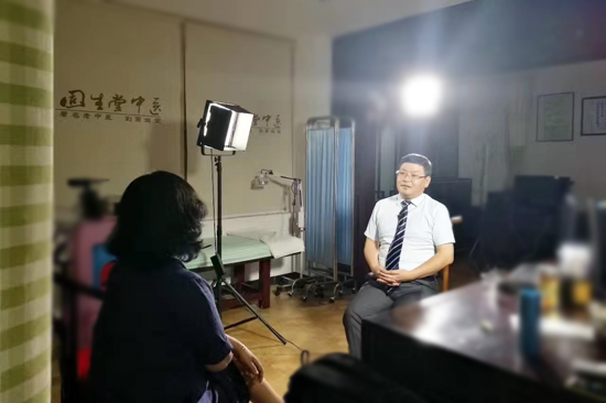 成永明主任荣任蜂疗分会蜂疗治未病学组组长 中央电视台CCTV为成永明教授拍摄无痛蜂疗纪录片