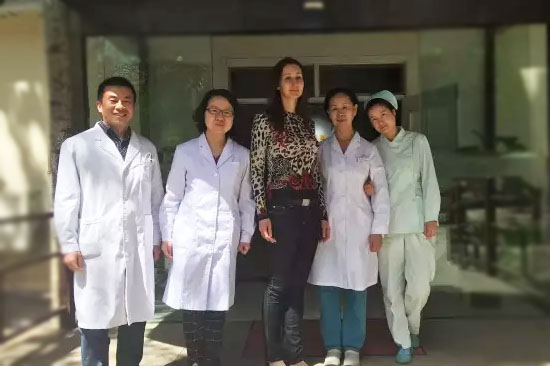 据39蜂疗网记者了解，来自拉脱维亚的美女塔娜就是在这花开荼余的季节里来到了中国北京，来到了ReLife国际医疗中心，为她的妇科病寻求中医治疗