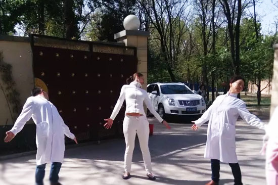 当39蜂疗网记者再次来到ReLife国际医疗中心了解到,塔娜正在进行中医敷药和音乐疗法,从她的嘴角流露出意思笑容,可见中医的博大精深在于身心的多方面疾病的综合治疗