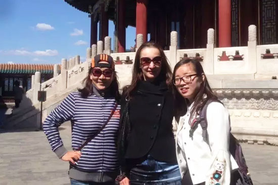 何医生带第一次来中国北京的塔娜领略一番北京风貌,使她不虚此行。在游玩颐和园时,明媚春光,青青杨柳,金发碧眼的塔娜在所有人的眼里成了一道靓丽风景线,引人频频回眸。繁花锦簇下的塔娜笑的格外灿烂,她说她永远都会记得ReLife对她的照顾,记得她在北京还有很多朋友。