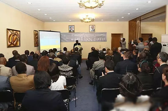 出席此次纪念活动的有卢旺达驻华大使，非洲驻华使团代表，中国外交部、国防部官员代表，中外现任、前任外交官、卢旺达在华侨民及留学生等二百余人。