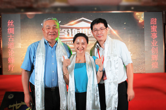 杞锦政副主任应邀参加中国民族医药学会蜂疗分会学术年会