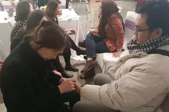 让人意想不到的是,当会议结束参会人员都离场的时候,所有印尼记者又上前留下了ReLife的几位参会人员。他们一个接一个排队让何医生诊疗,迫不及待体验中医的神奇。对于何医生精准的推断结果,能够一语道出他们的健康问题,所有人都竖起大拇指,几位女记者还现场采访何医生,夸赞何医生是位“伟大的女性”。