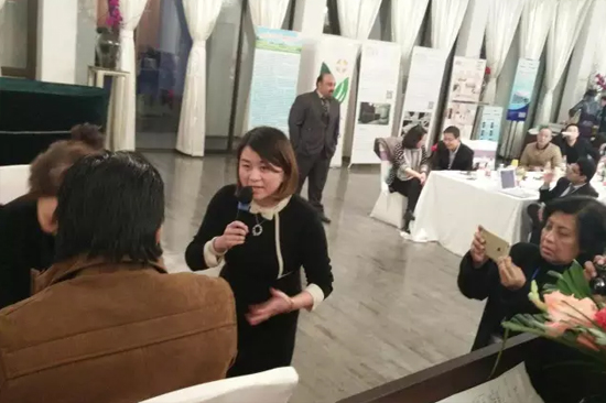 会议的高潮出现在ReLife何医生的手诊环节,何医生是ReLife工作的针灸医生,她最擅长的是通过手诊诊断疾病,患者们都喜欢称她为“X-ray何”。