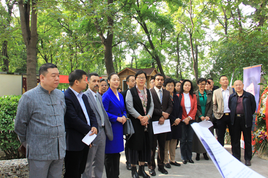 周海英秘书长、周云峰理事长与众位领导、嘉宾、专家及媒体们共同见证了,“中医蜂疗(北京)国际临床研究中心(IRCA)”正式启动。