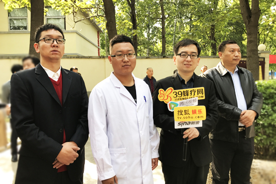 周海英秘书长、周云峰理事长与众位领导、嘉宾、专家及媒体们共同见证了,“中医蜂疗(北京)国际临床研究中心(IRCA)”正式启动。