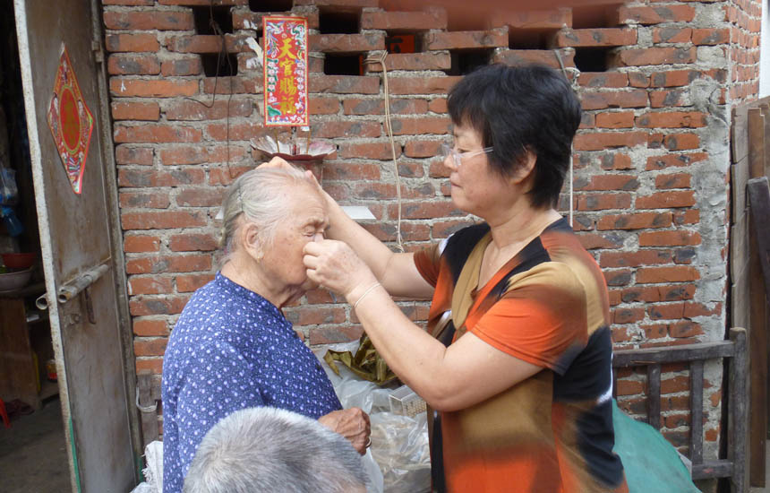 杨大姐为陈伯坤的老伴蜂疗