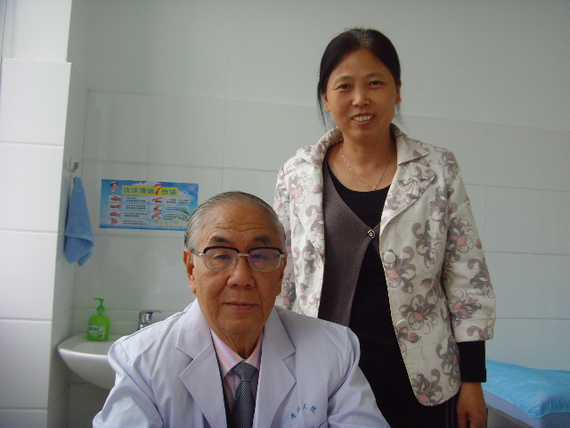 陆九妹与世界自然医学会联合总会主席,南京自然医学会会长,南京自然医学会蜂疗分会会长,南京抗癌学会高级顾问马永华.