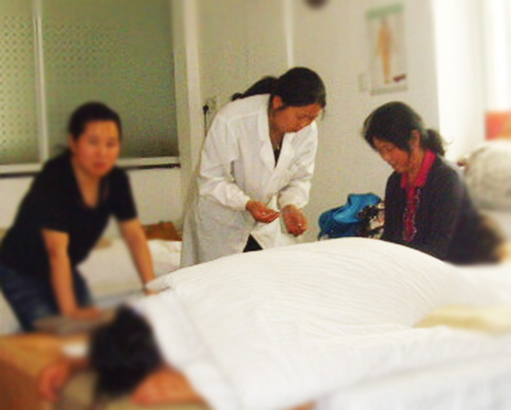 患者正在蜂疗中2