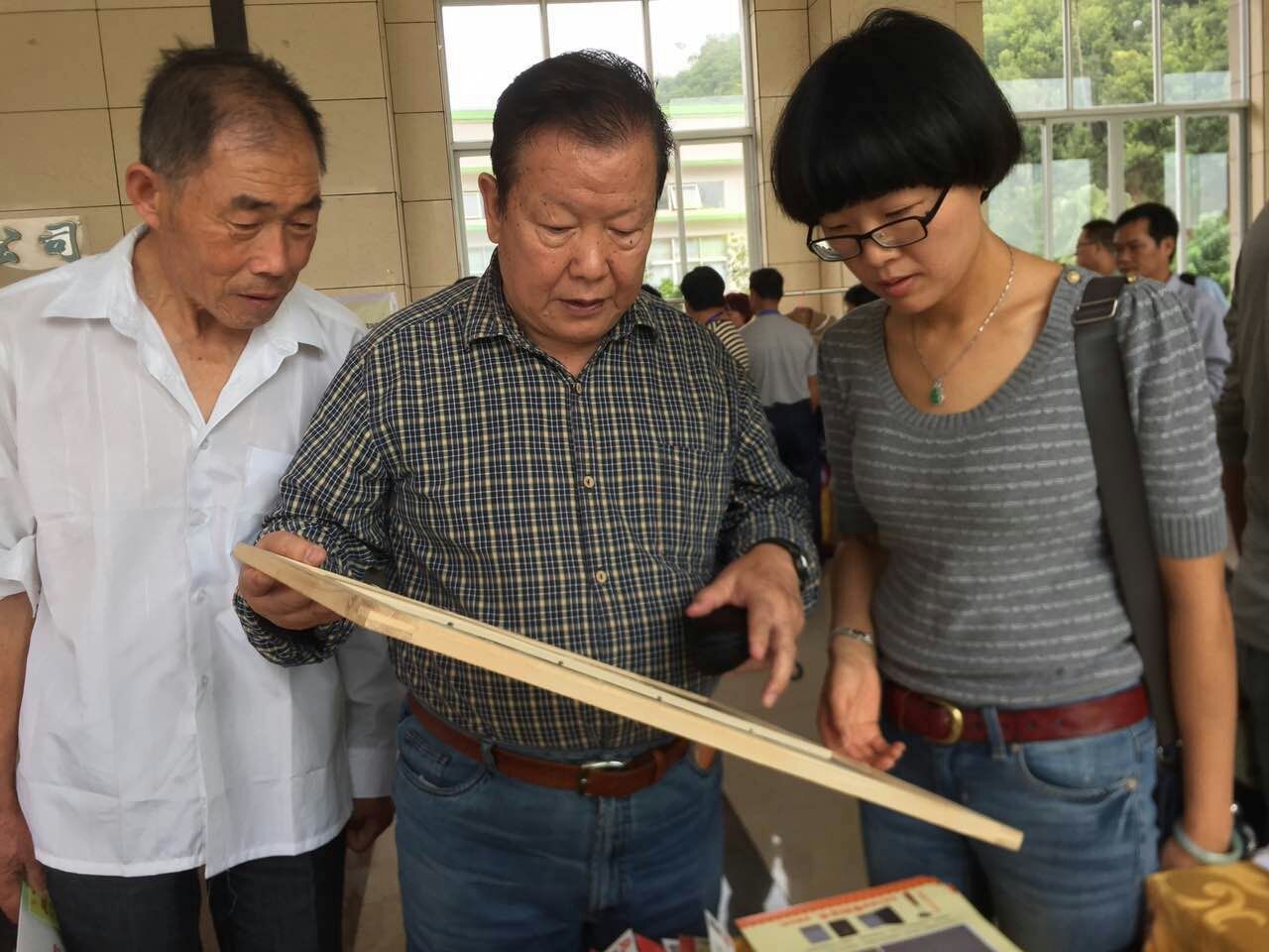 张复兴先生在参观蜂具