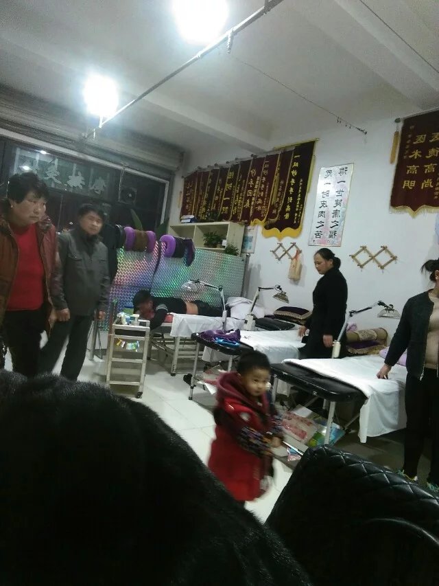 黄卫华医生在门诊。