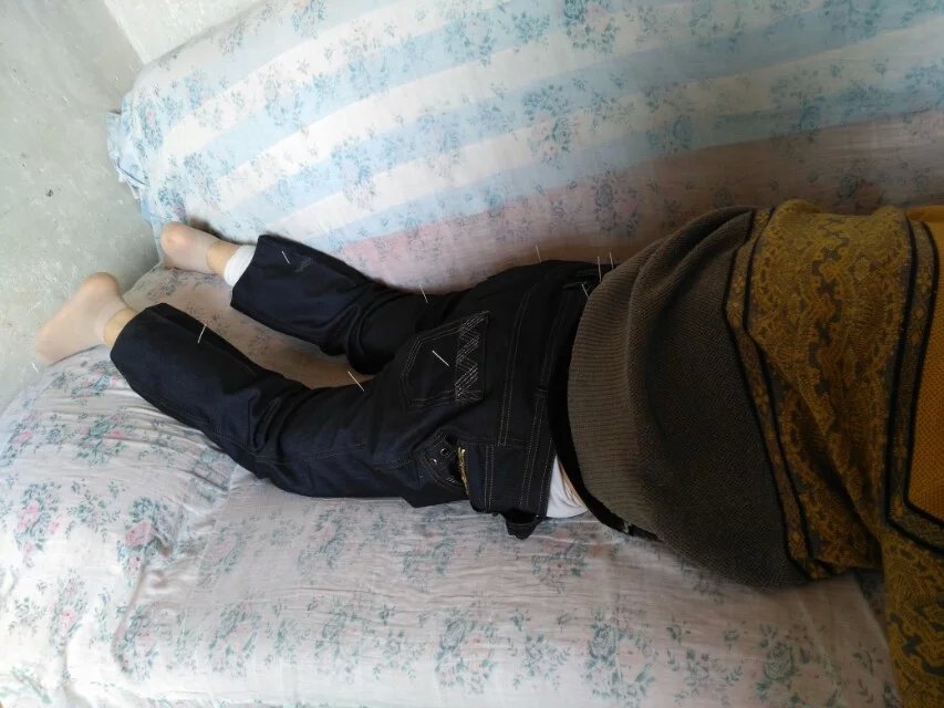 在乡下，为前来求治的邻居们治病。