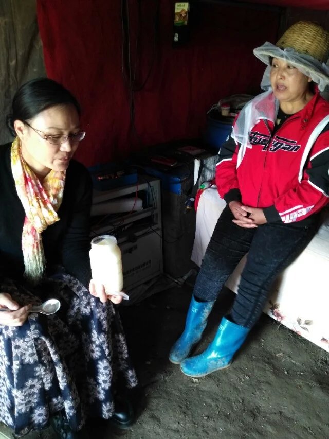 热情的蜂场大姐拿出私藏的蜂蜜，请我品尝。