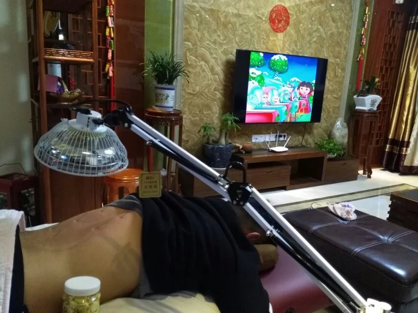 在家中接待前来求治的患者。被人需要是一种负担，更是一种荣幸。