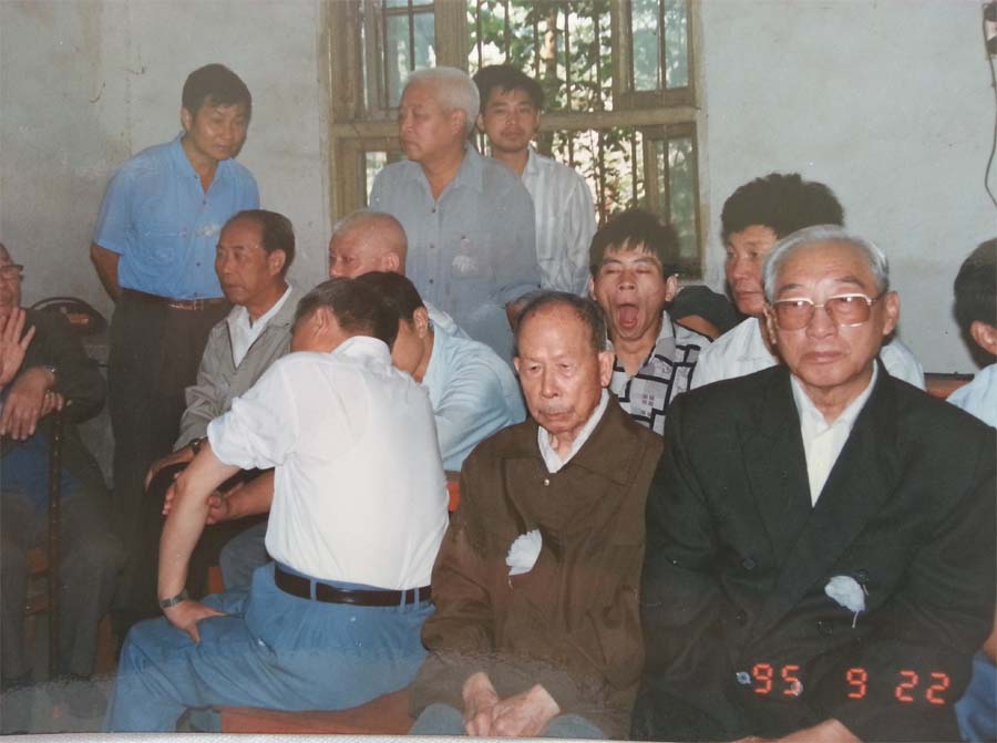 中南工业大学党委书记跟领导与部分同事参加陈伟医生的追悼会时的照片。