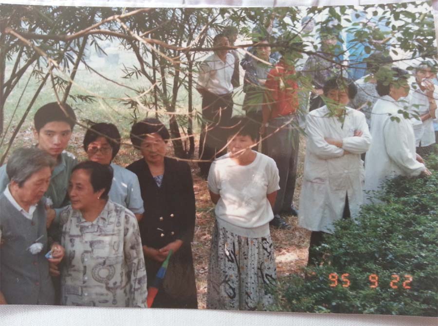 家属及同事送别陈伟医生时的照片。