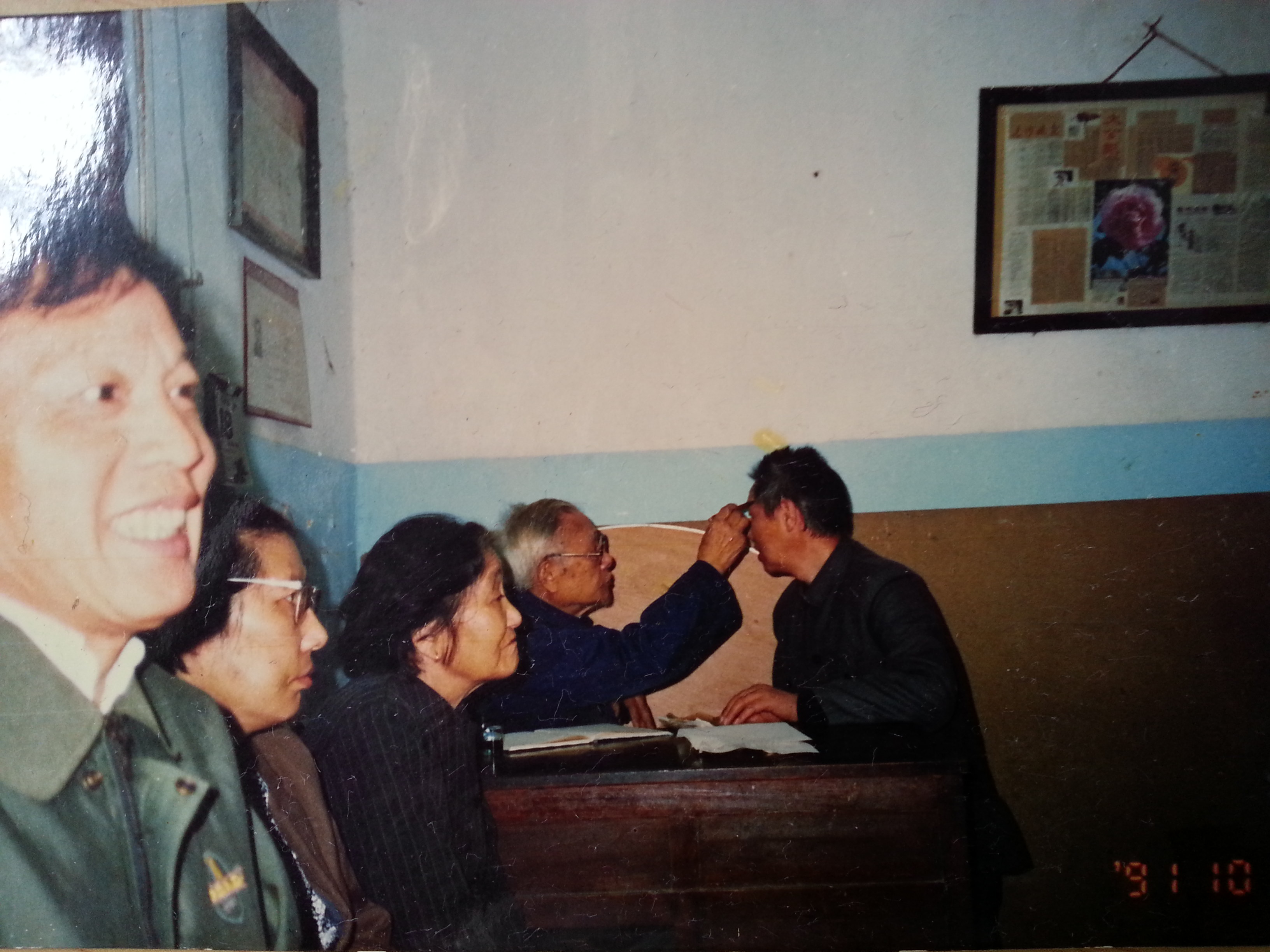 陈伟医生在为面瘫患者选择穴位。