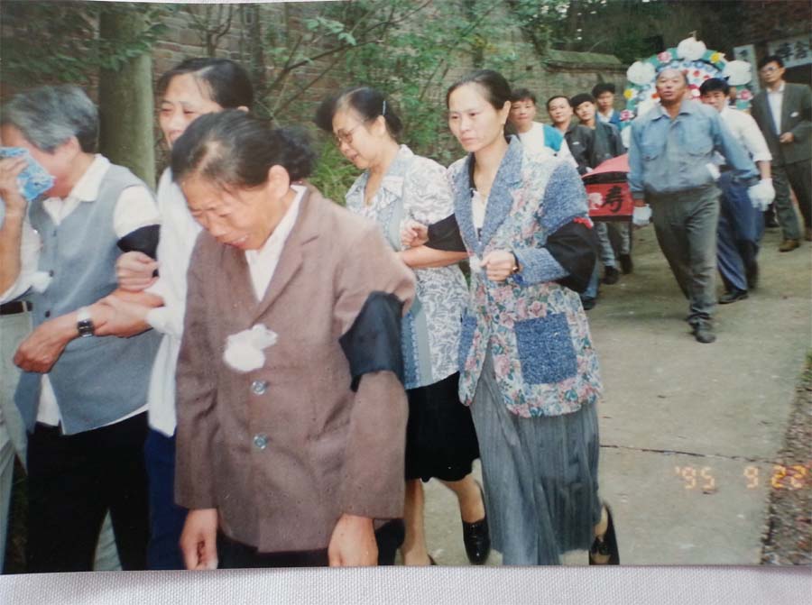 家属及同事送别陈伟医生时的照片。