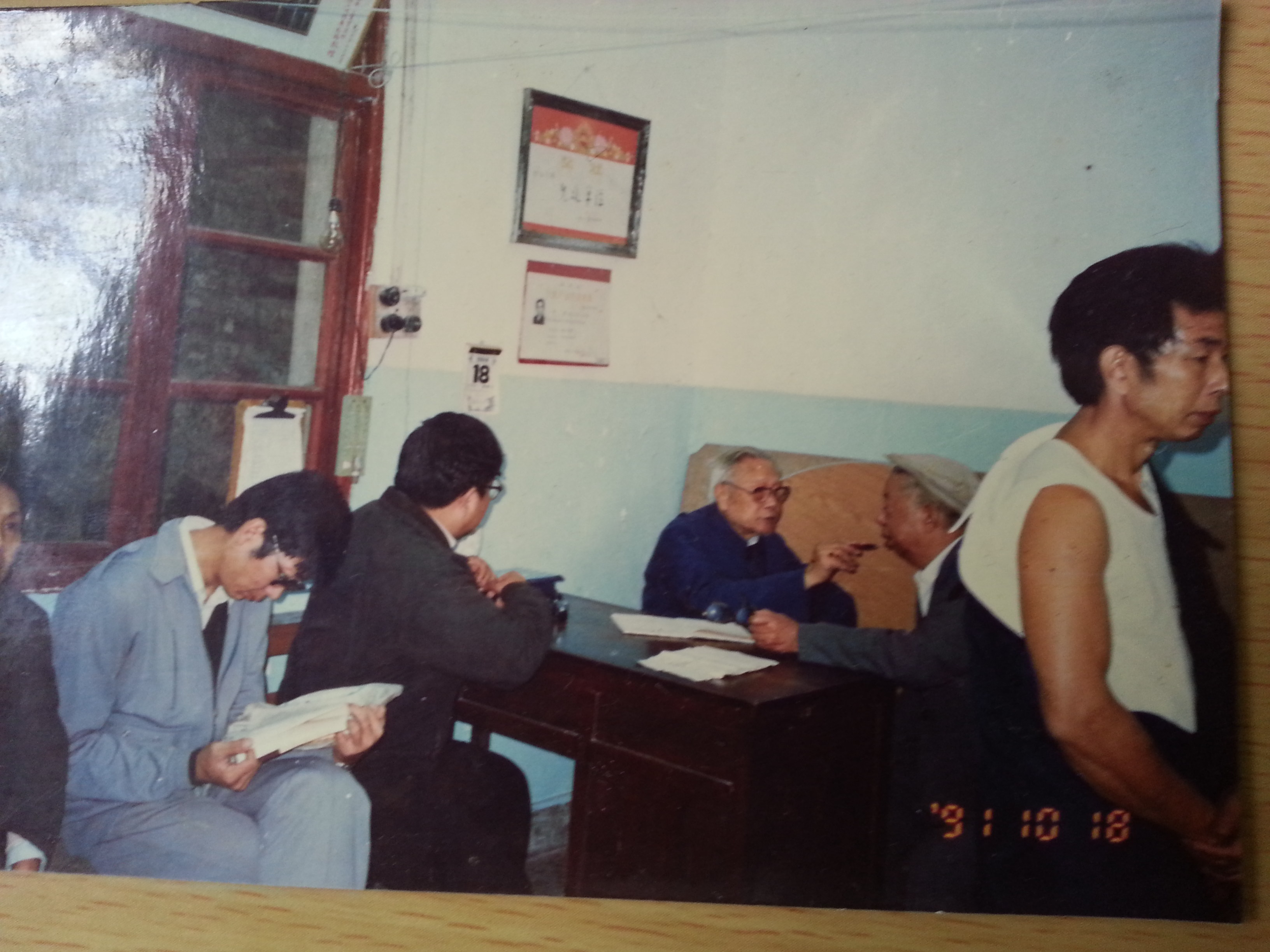 陈伟医生在为肩周炎患者选择穴位