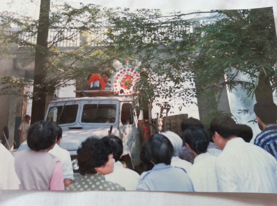 家属及同事送别陈伟医生时的照片。