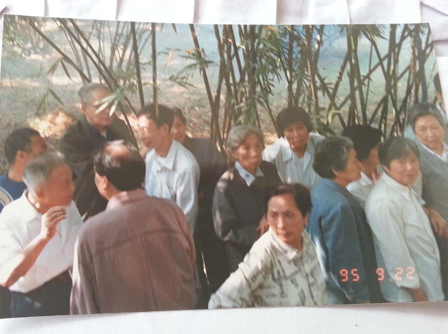 家属及同事送别陈伟医生时的照片。