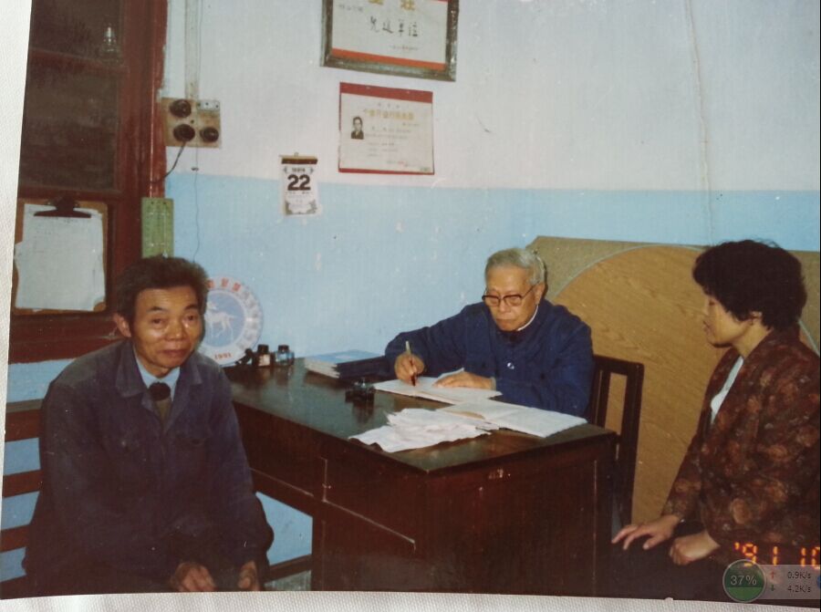 陈伟医生在为询问患者病情写病历。