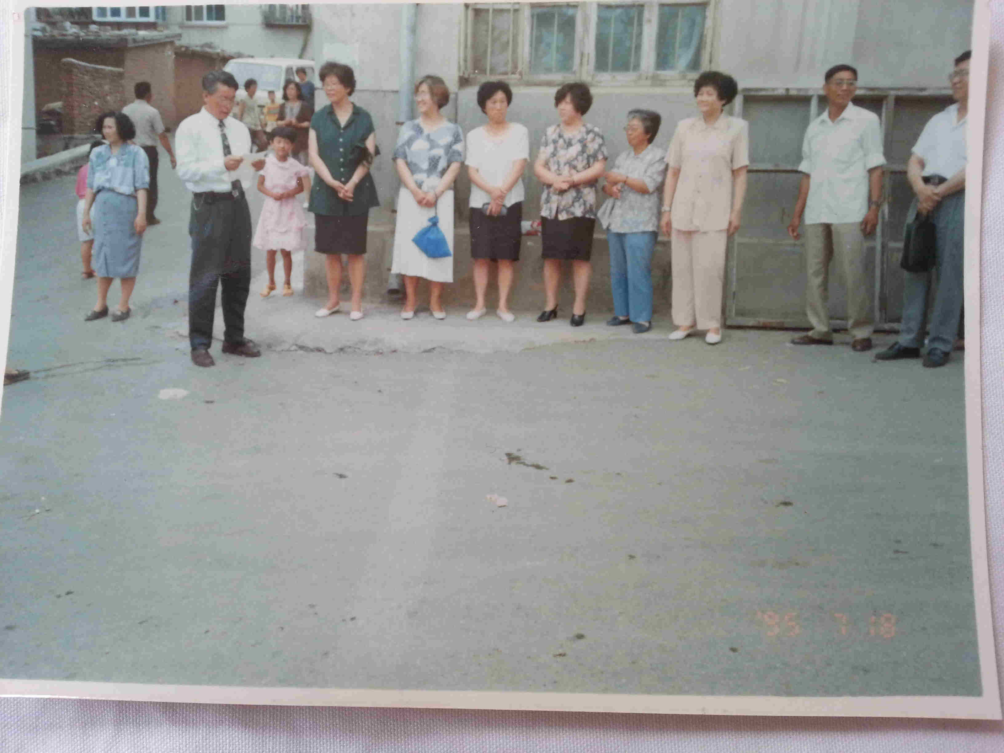 陈瑜医生的同开学曹克刚主持会场并致开幕词。