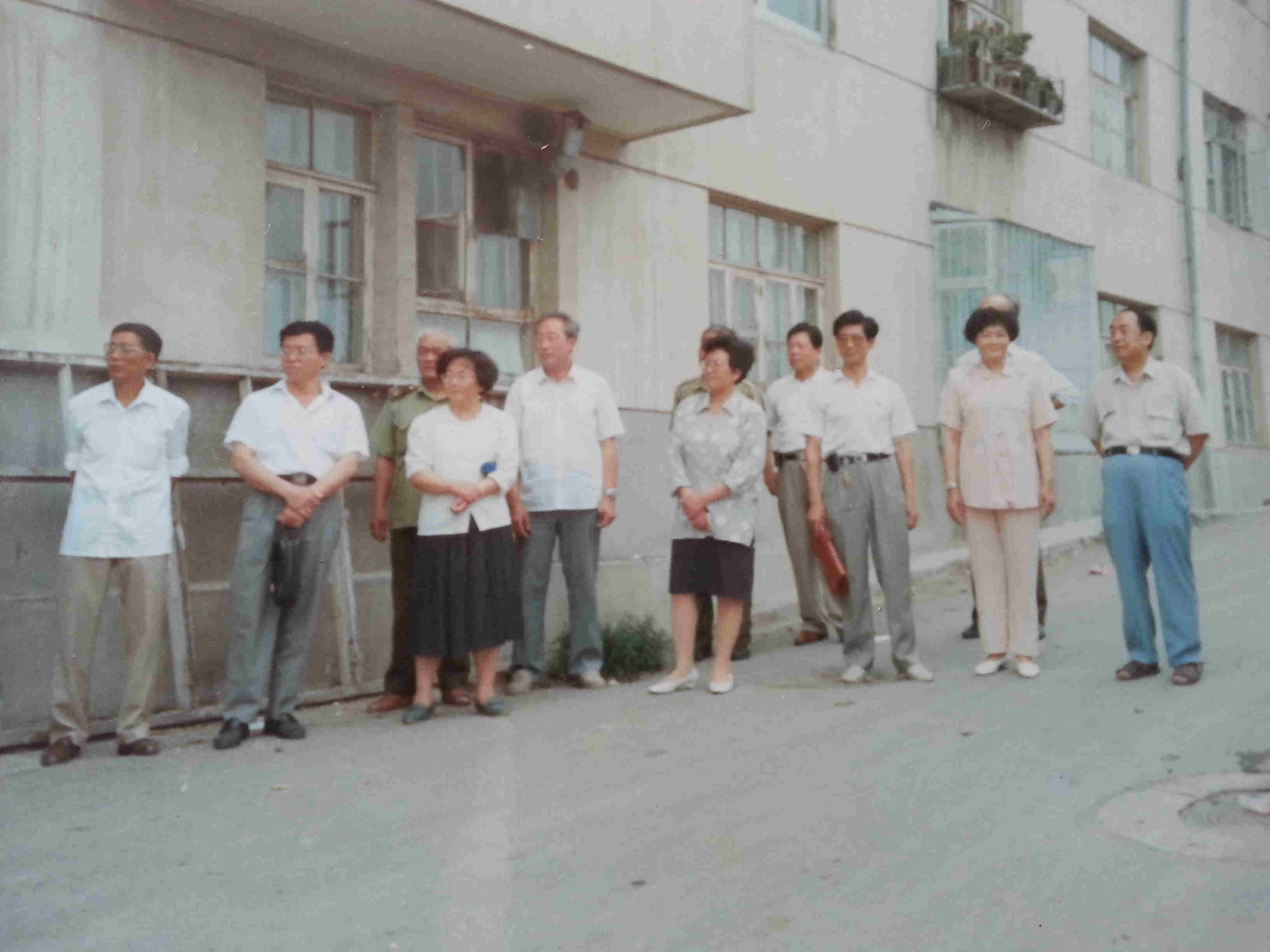 沙河口区卫生局刘局长与医政处李科长出席星海蜂疗诊所开业典礼。