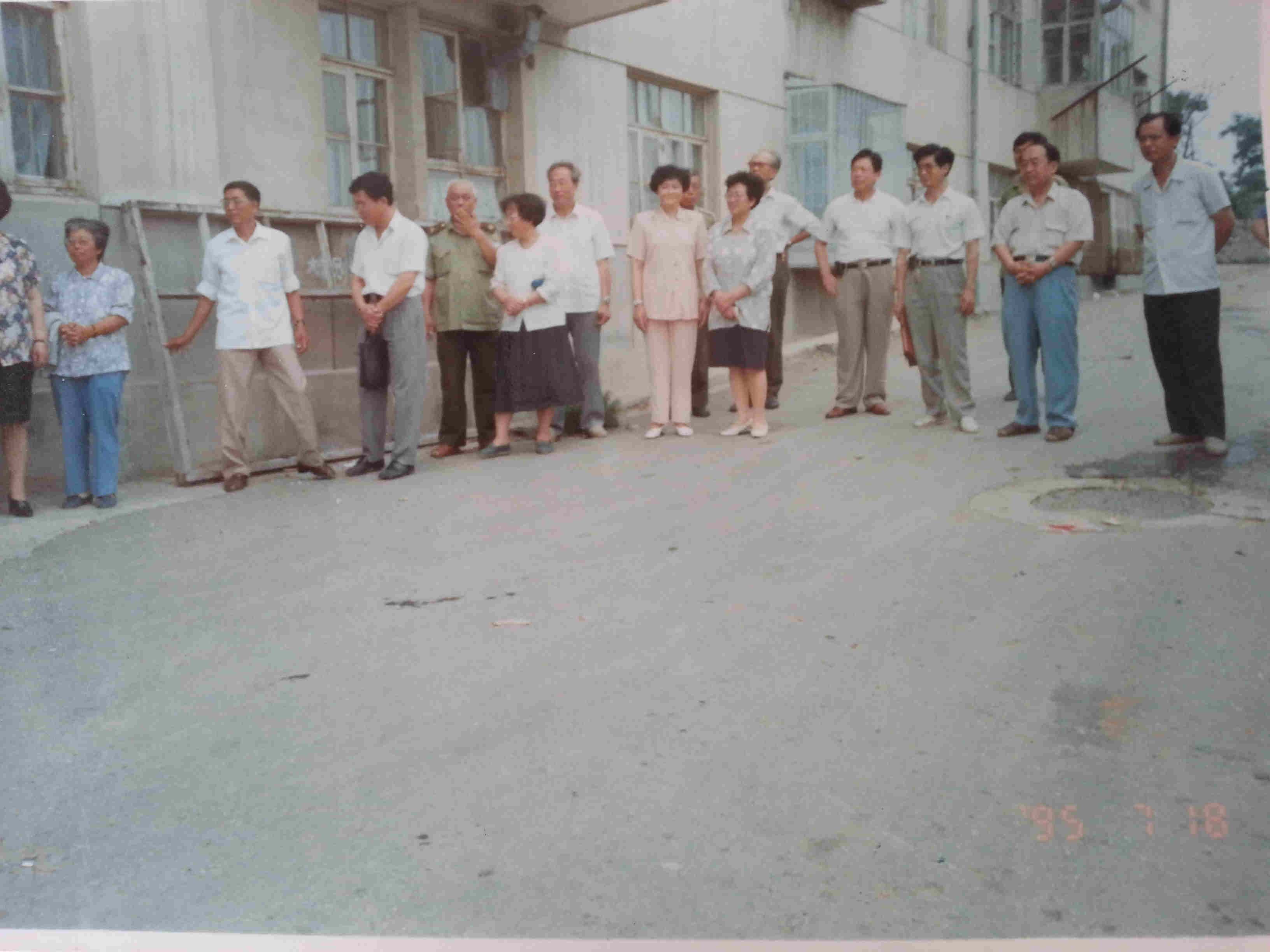 星海蜂疗诊所开业时的场景。