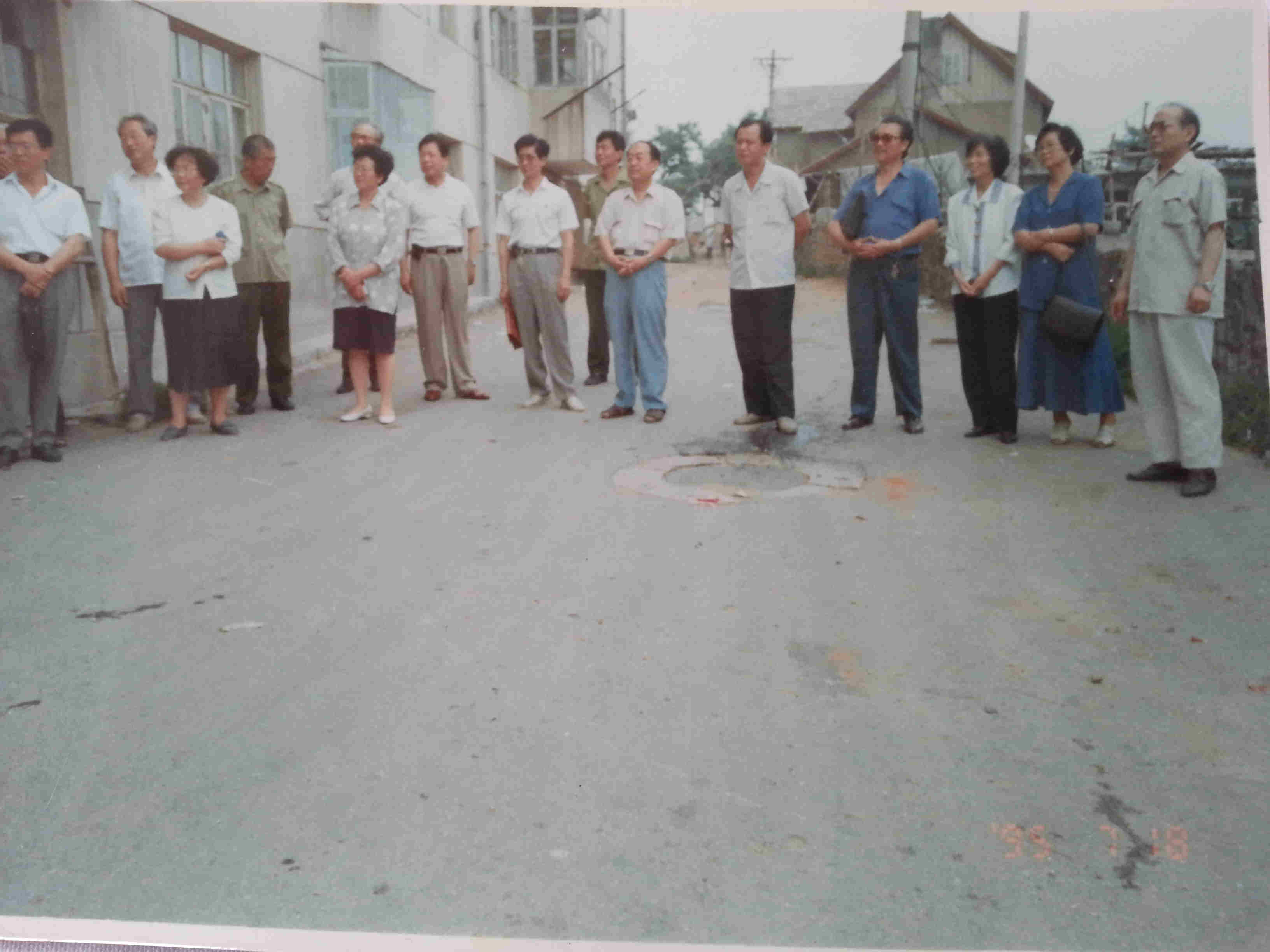 星海蜂疗诊所开业时的场景。