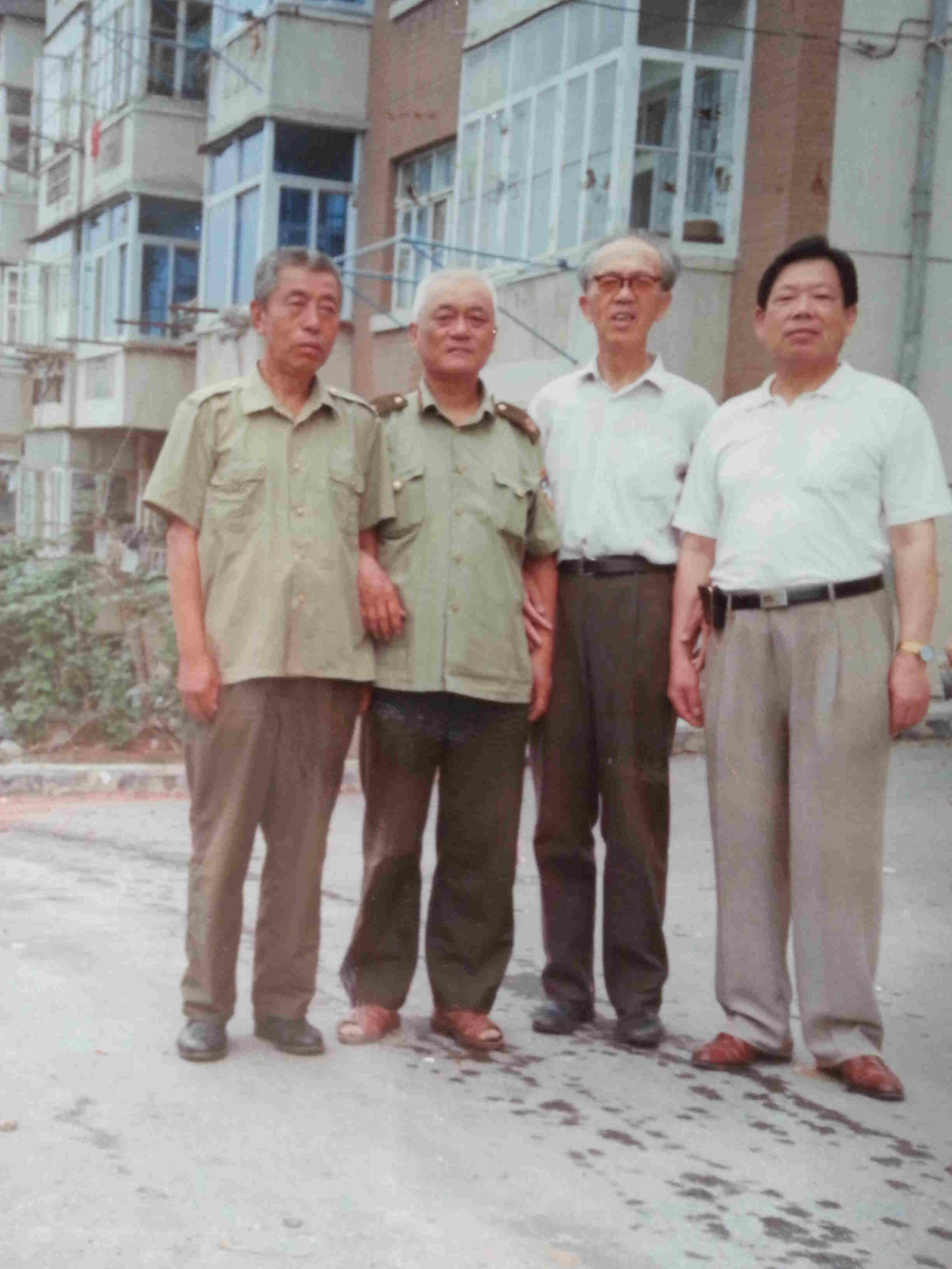 陈瑜医生的丈夫与公安局战友的合影。