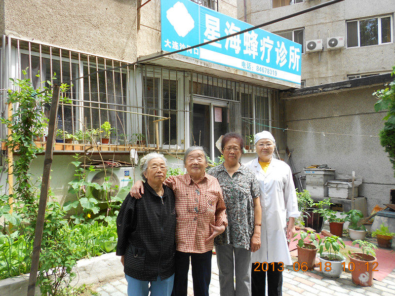 陈瑜医生与班主任及校医等人的合影。