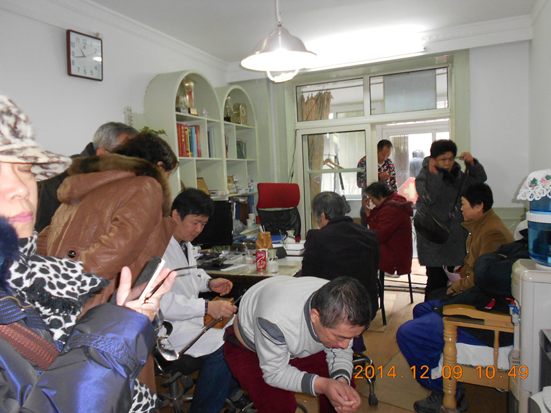 孙红兵医生为患者治疗。